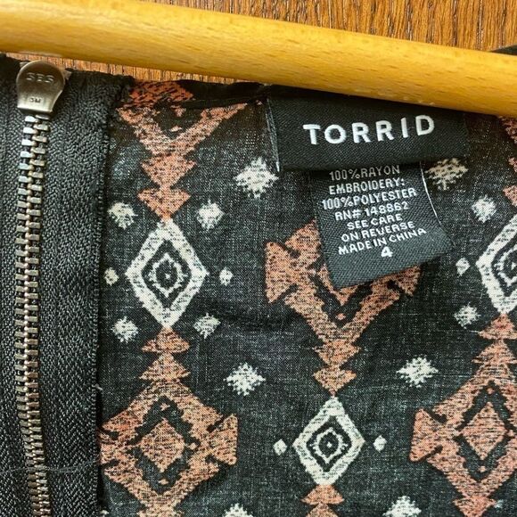 Torrid Black Print Raw hem Fit and‎ Flare Blouse - Picture 4 of 9